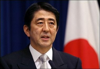 据日本媒体报道，日本前首相安倍晋三的亲信、日本前防卫大臣石破茂计划最快在2月上半月访问美国。这次访问旨在加强日美同盟关系，并可能涉及双方在经济、安全等领域的合作与交流。值得注意的是，石破茂作为日本政坛的重要人物之一，此次访美也将进一步推动两国之间的互利合作和战略对话。此外，在国际形势复杂多变的背景下，加强日美同盟关系也是维护地区和平稳定的重要一环。关于此次访问的具体安排和议题，建议关注相关官方渠道和国际媒体报道的最新消息。