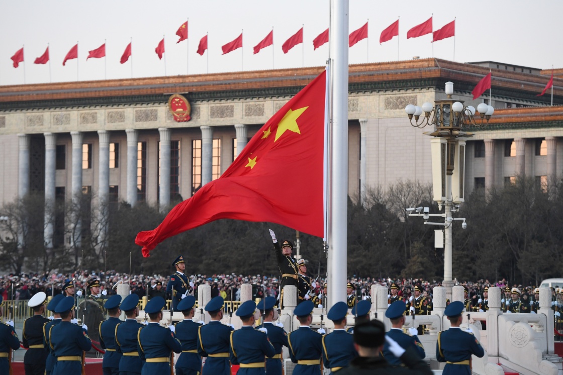 天安门广场元旦升旗仪式是一个庄重而神圣的仪式，吸引了众多游客和市民前来观看。关于天安门广场元旦升旗仪式的完整视频，您可以尝试在各大视频网站或政府官方媒体上搜索相关关键词，如天安门广场元旦升旗仪式视频直播，以获取最新的视频资源。，请注意，由于版权问题，我无法直接提供视频链接。同时，建议您尊重版权，遵守相关法律法规，在合法和正规的渠道观看视频。